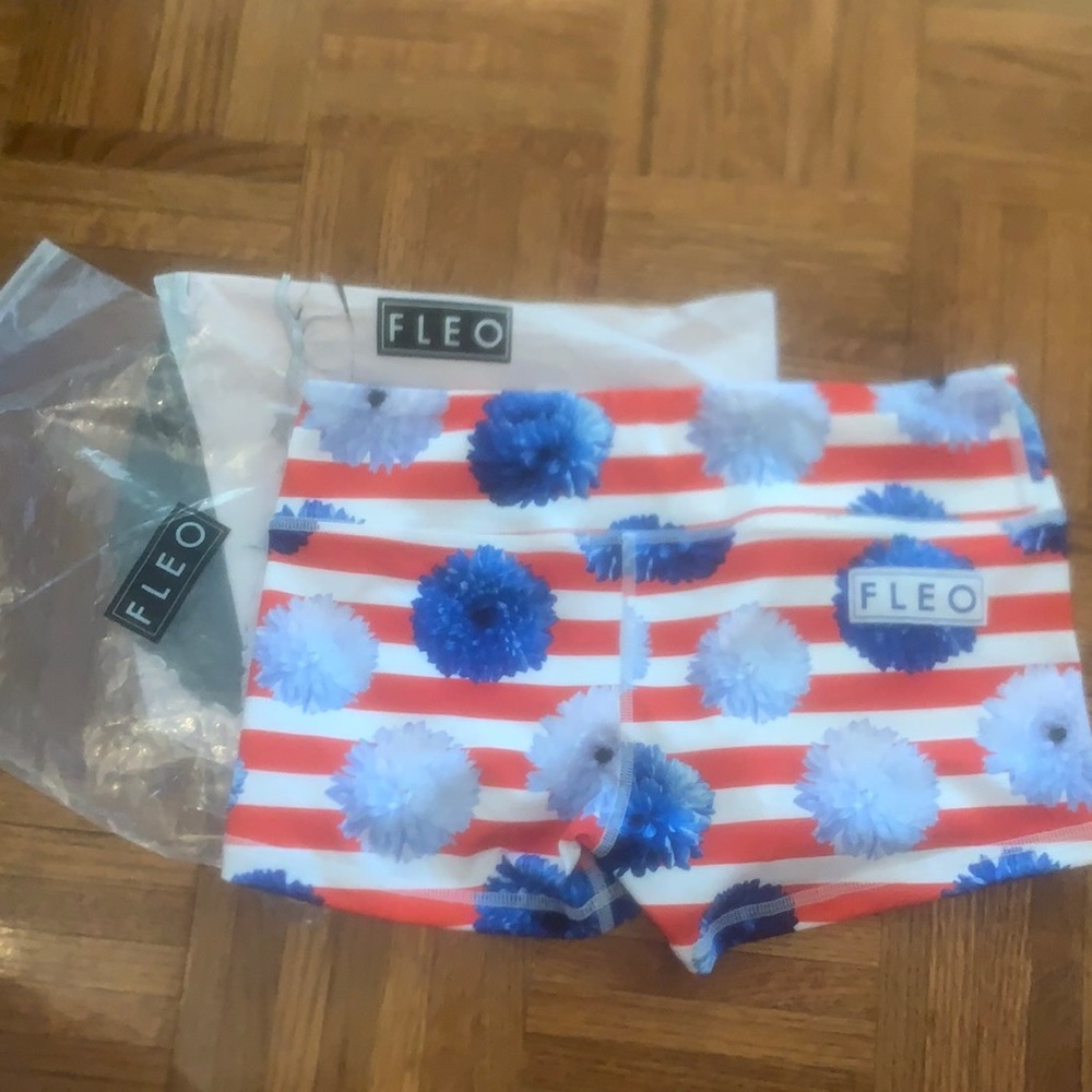 Fleo size small stripes and palms shorts 3.25